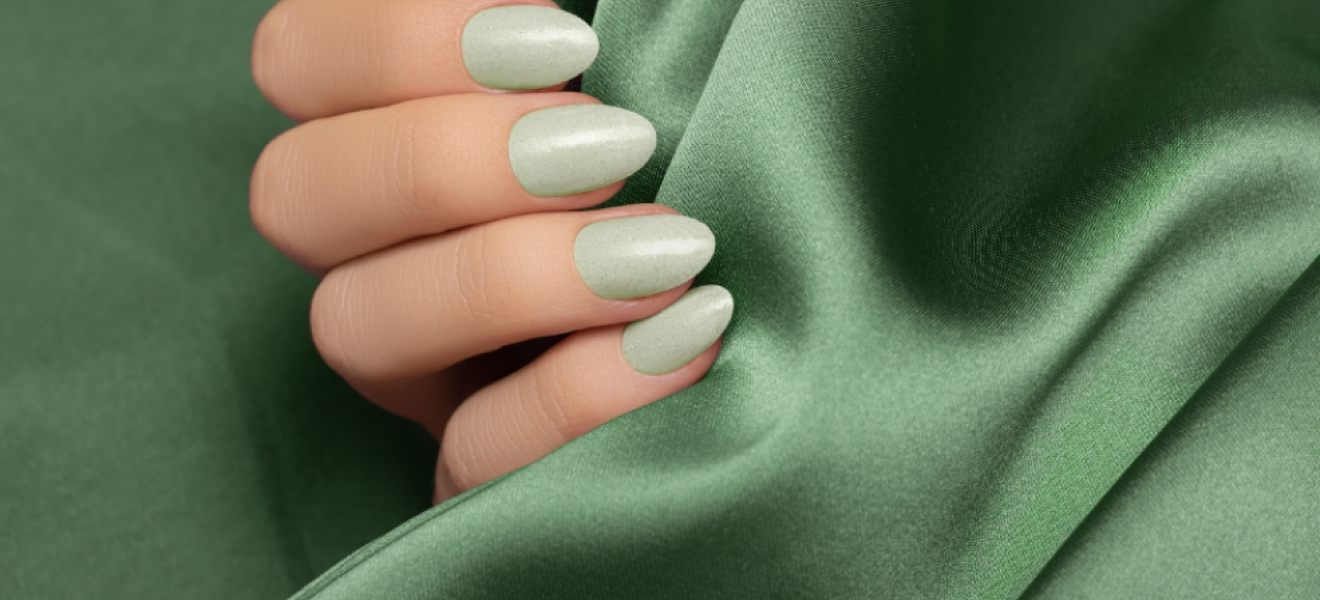 picture of green nails that are on trend for spring