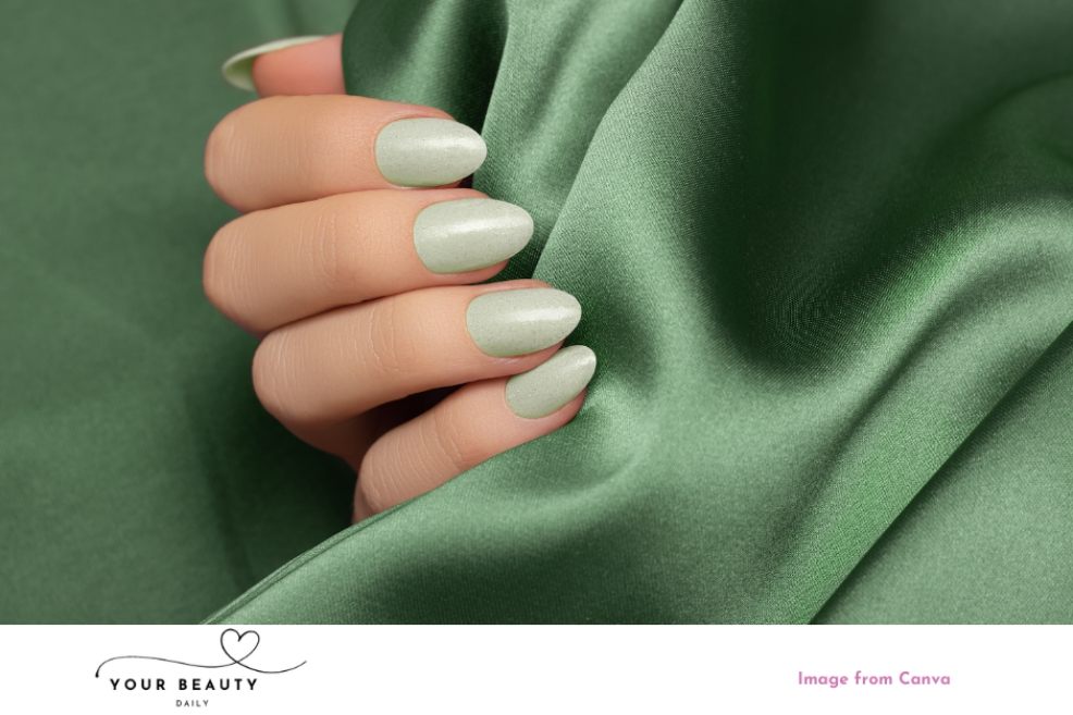 picture of green nails that are on trend for spring