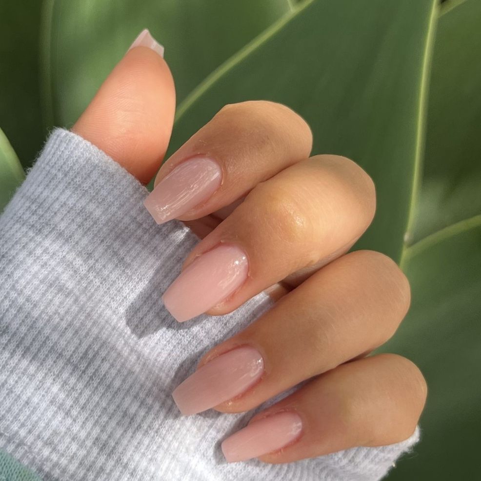 picture of a womans hand with beautiful bubble bath nail trend