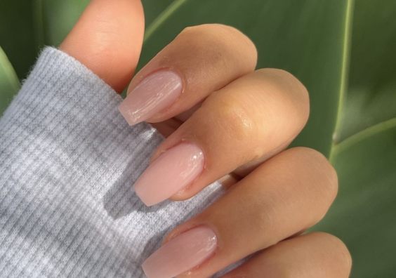 picture of a womans hand with beautiful bubble bath nail trend